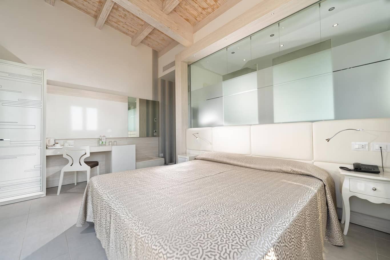 Aparthotel Sheila, apartments with hotel services and rooms in Jesolo Lido